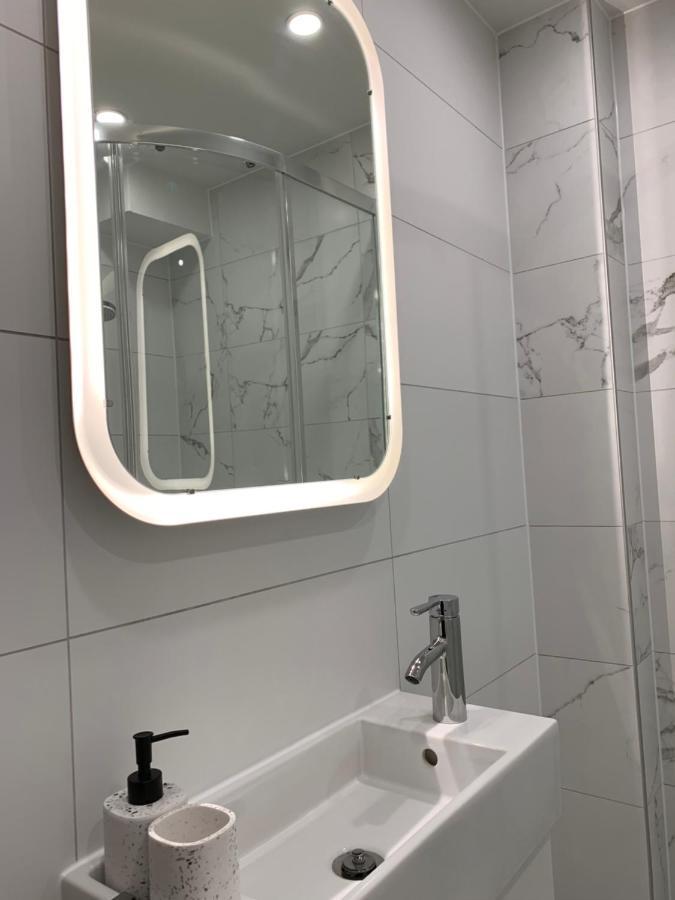 New Modern In The Heart Of Center Appartement